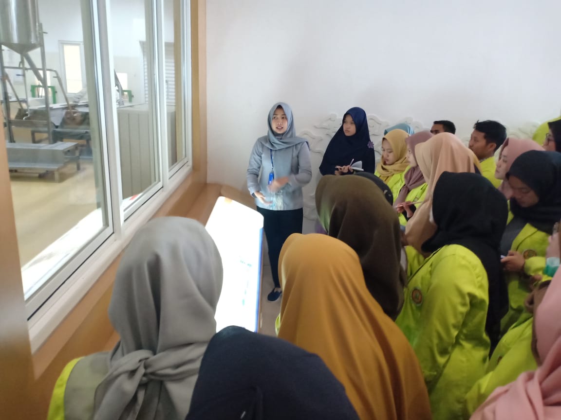 Kunjungan Lapangan Mahasiswa Kesmas STIKKU ke PT. Indofood CBP Sukses Makmur, Cirebon