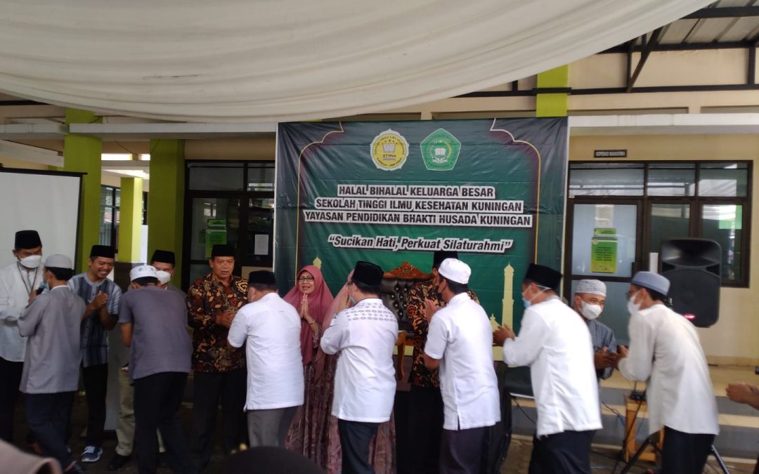 STIKKU Gelar Halal Bihalal dengan Yayasan Pendidikan Bhakti Husada Kuningan dan Seluruh Civitas Akademika.